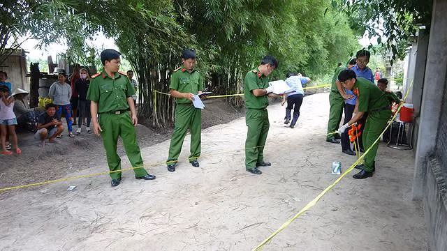 Công an khám nghiệm hiện trường vụ án.