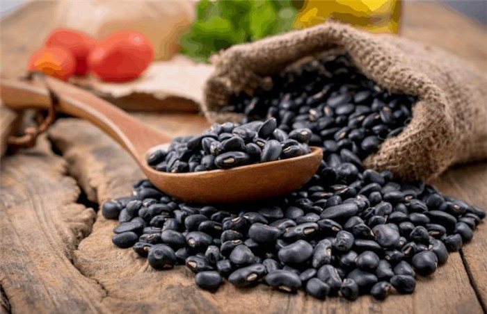  Đậu đen có tính mát nên không dùng được cho những người bị hư hàn như viêm loét hành tá tràng, dễ bị tiêu chảy, tiêu chảy mạn, chân tay lạnh, sợ lạnh…