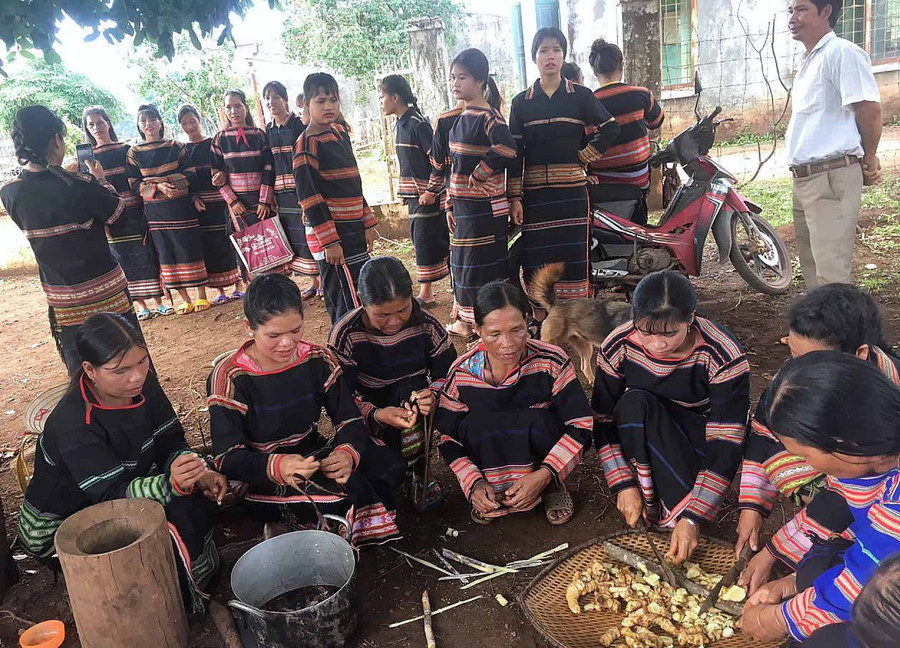 Phụ nữ làng Bang Ngol thực hiện quy trình làm men rượu truyền thống. Ảnh: Nguyên Bình