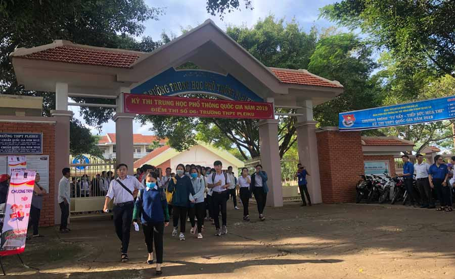 Các thí sinh tại điểm trường THPT Pleiku hoàn thành môn thi Toán. Ảnh: Ngọc Thu Các thí sinh tại điểm trường THPT Pleiku hoàn thành môn thi Toán. Ảnh: Ngọc Thu