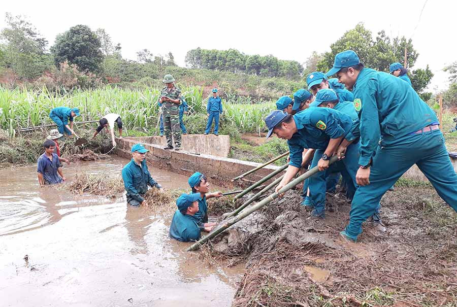  Lực lượng vũ trang TP. Pleiku giúp người dân làng Nhao 2 (xã Ia Kênh) khơi thông kênh mương. Ảnh: P.D