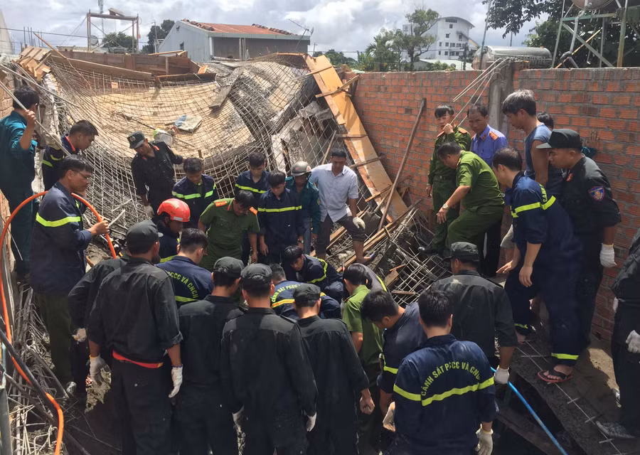 Lực lượng cứu hộ tìm kiếm người bị nạn trong vụ sập giàn giáo tại phường Phù Đổng (TP. Pleiku) ngày 10-6. Ảnh: V.N Lực lượng cứu hộ tìm kiếm người bị nạn trong vụ sập giàn giáo tại phường Phù Đổng (TP. Pleiku) ngày 10-6. Ảnh: V.N