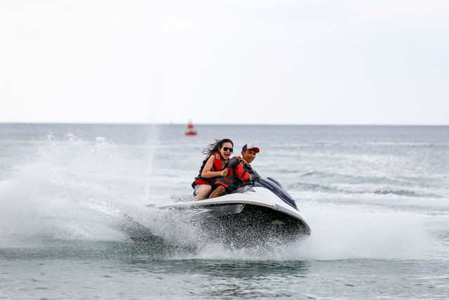  Với những người ưa cảm giác mạnh, thích phiêu lưu thì không có gì nhầm lẫn nữa, đây là nơi họ có thể thỏa sức bật tung cảm xúc với những trò chơi nước như đi mô tô nước, dù bay, lặn biển ngắm san hô, đi thuyền kayak, chơi nhà phao khổng lồ giữa đại dương…