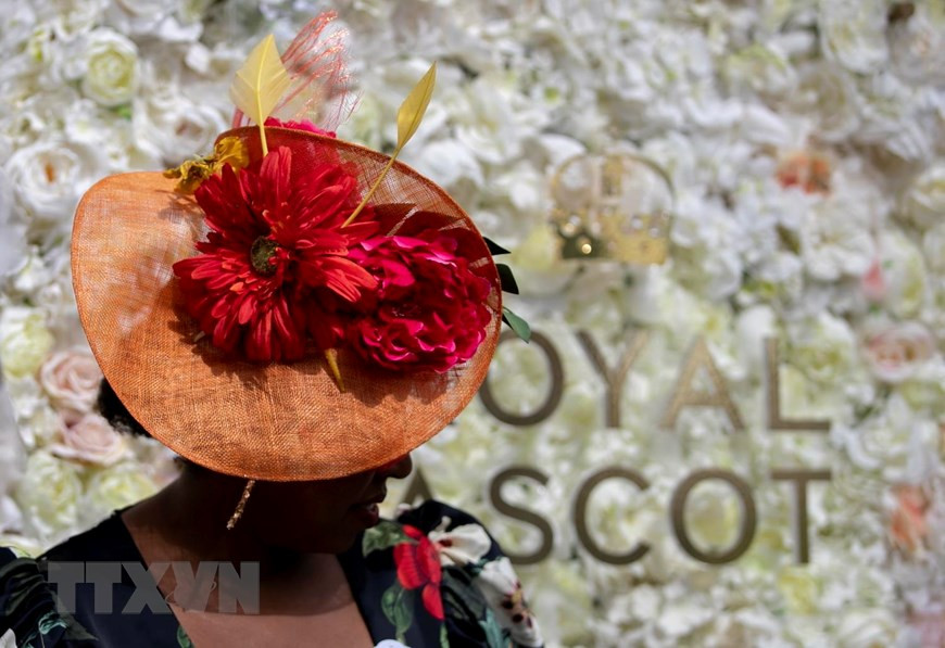  Các quý bà, quý cô khoe trang phục cùng chiếc mũ ấn tượng tại lễ hội đua ngựa Royal Ascot ở Ascot, Anh.