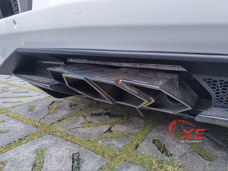  Ống xả độ FI trên siêu xe Lamborghini Aventador LP700-4 mui trần có khắc dòng chữ 