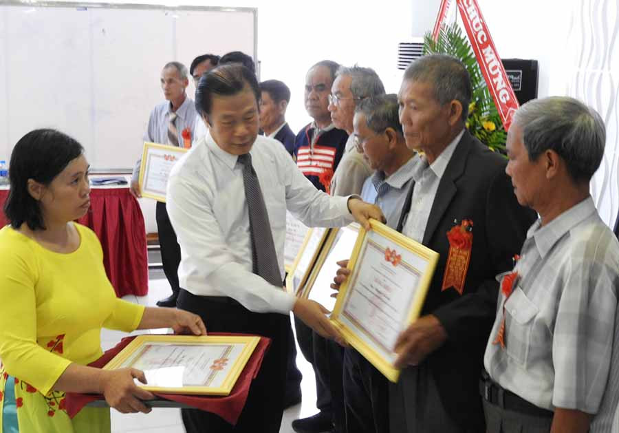 Khen thưởng các điển hình người cao tuổi làm kinh tế giỏi. Ảnh: T.N