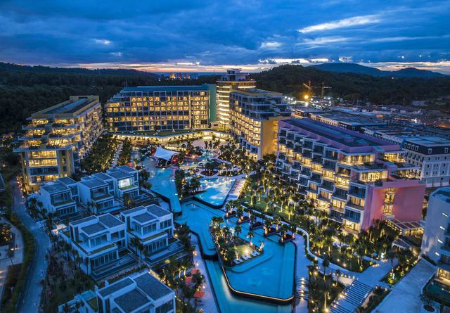 Từ đây, chỉ mất vài phút là bạn đã có mặt ở Ga đi cáp treo từ sớm, có thêm thời gian khám phá, chơi hết các trò chơi và đi thuyền ngắm các đảo xung quanh.