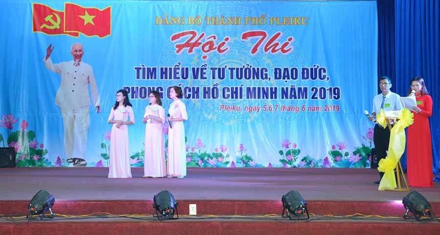  Một đơn vị tham gia hội thi thực hiện phần trả lời câu hỏi trắc nghiệm. Ảnh: V.H