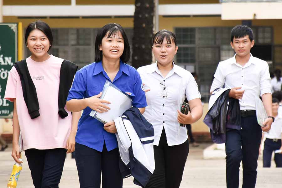 Nụ cười của sĩ tử sau khi kết thúc Kỳ thi. Ảnh: Trần Dung