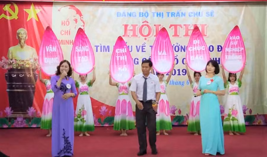 Các đội tham gia phần chào hỏi. Ảnh: Hà Tây	