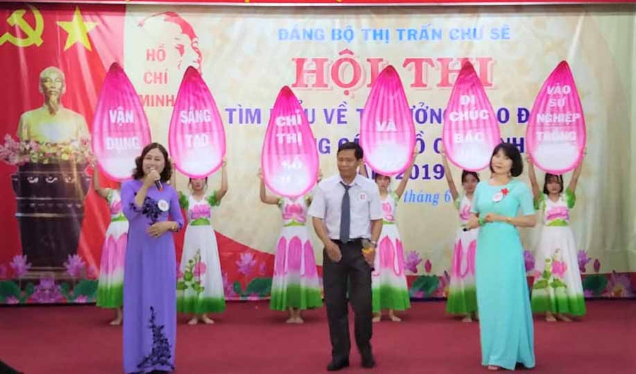 Các đội tham gia phần chào hỏi. Ảnh: Hà Tây	