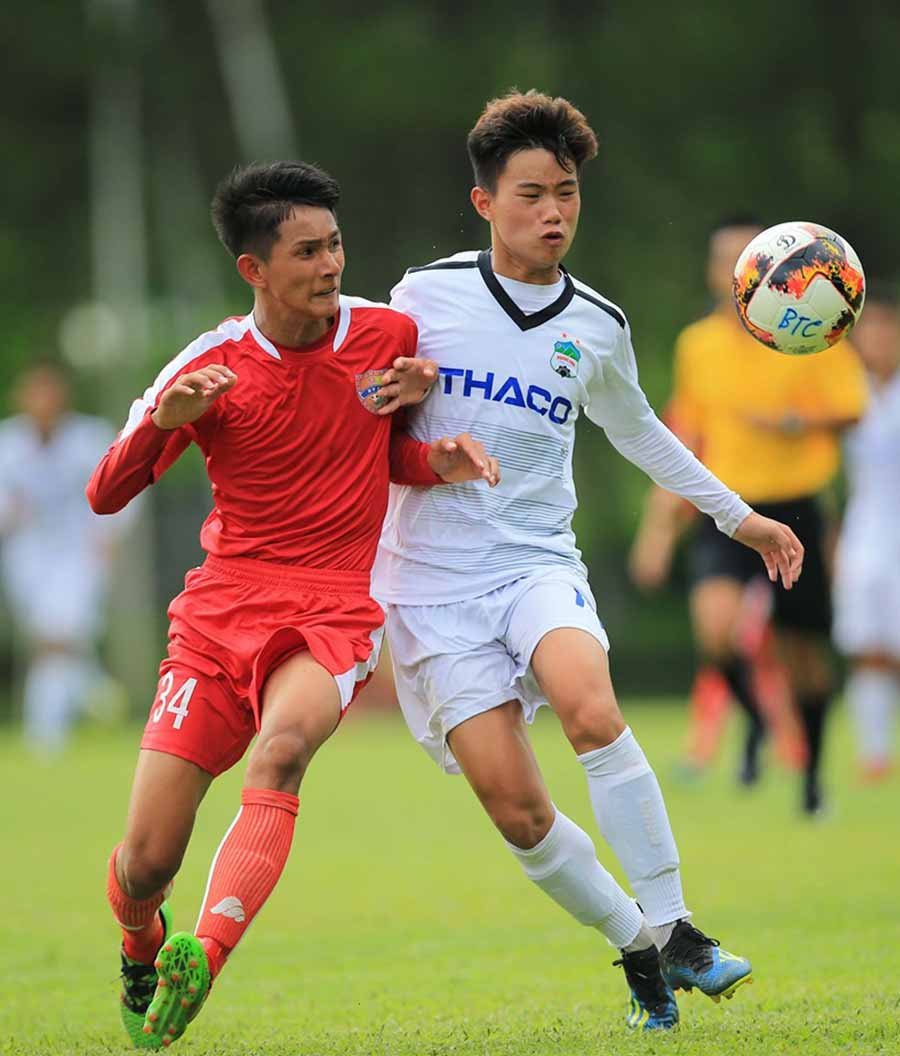Cầu thủ U17 HA.GL (áo trắng) trong một pha tranh bóng với đối phương. Ảnh: Minh Trần 