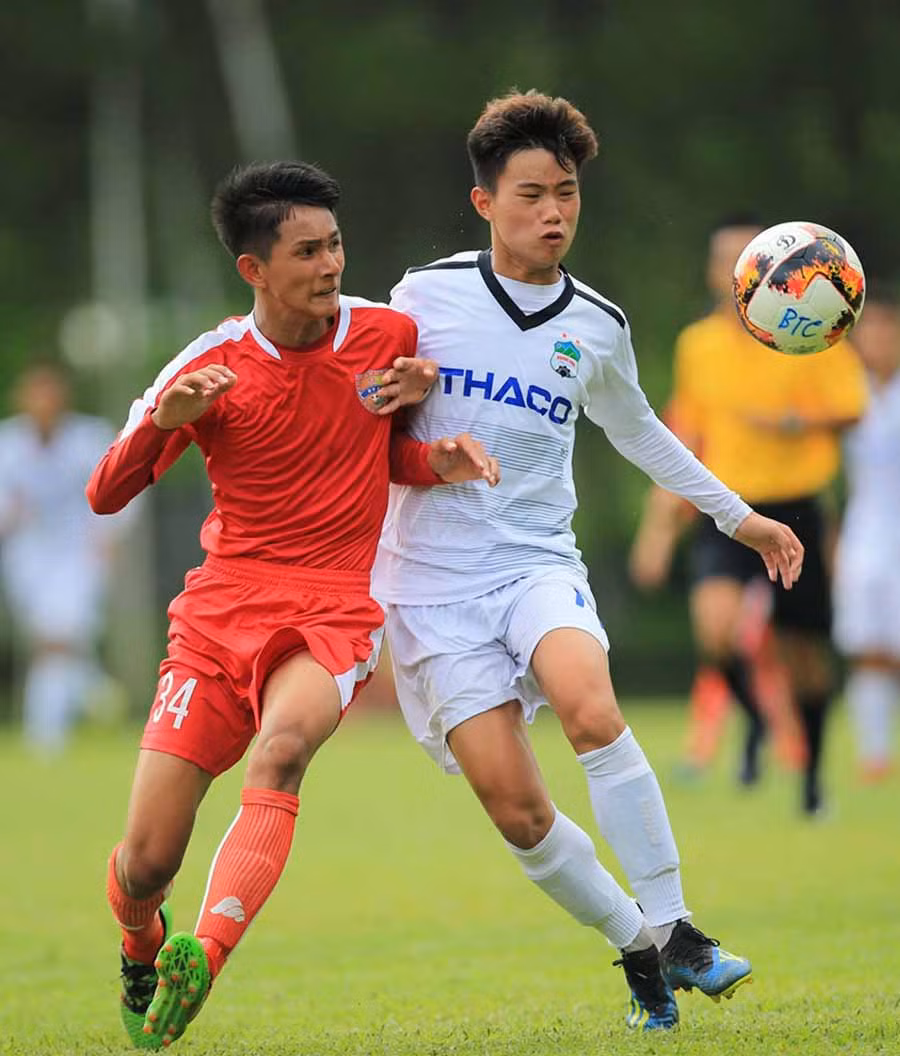 Cầu thủ U17 HA.GL (áo trắng) trong một pha tranh bóng với đối phương. Ảnh: Minh Trần 
