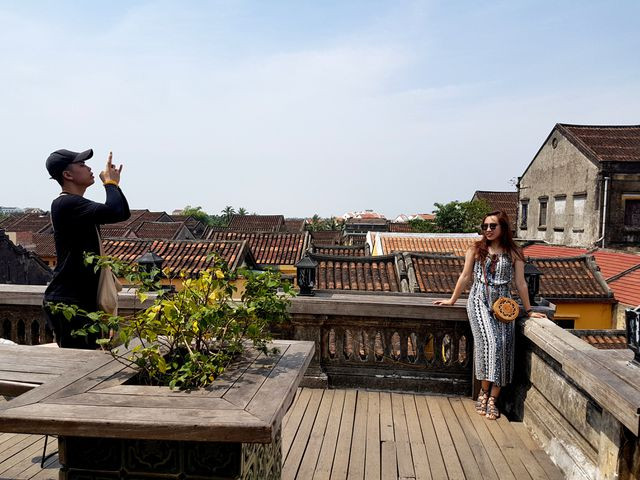 Đôi bạn trẻ chụp hình check-in trên sân thượng của quán Đôi bạn trẻ chụp hình check-in trên sân thượng của quán