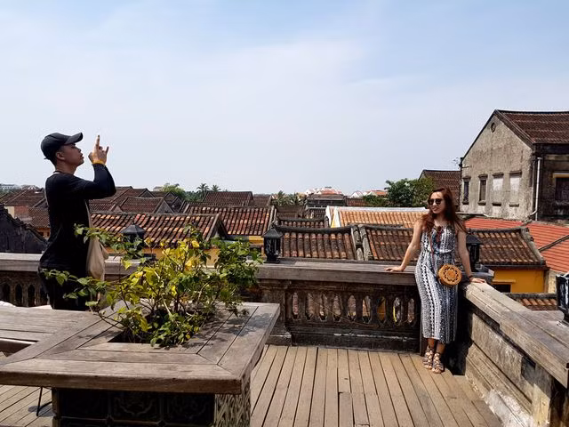  Đôi bạn trẻ chụp hình check-in trên sân thượng của quán