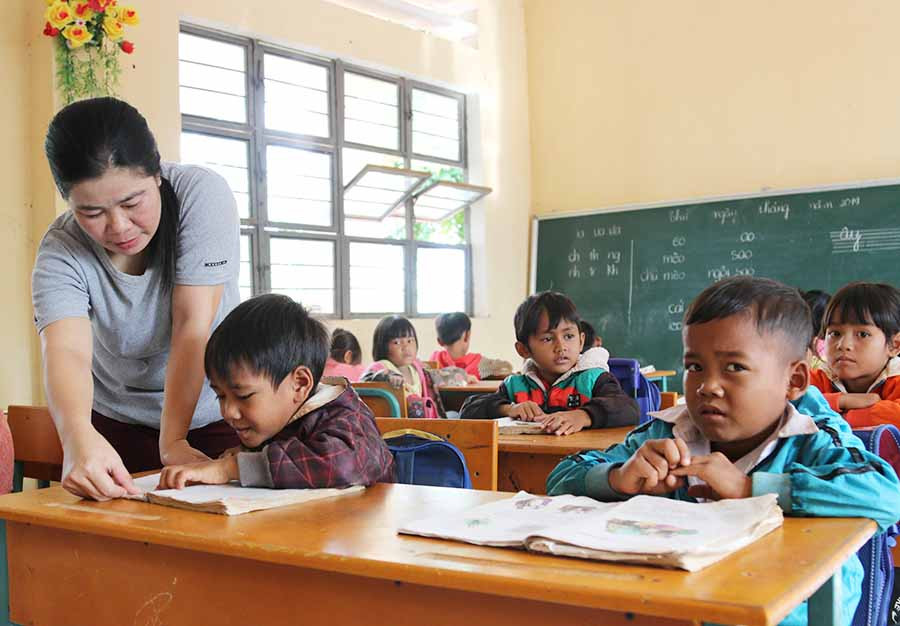  Cô và trò Trường Phổ thông Dân tộc Bán trú Tiểu học và THCS Đak Smar. Ảnh: N.T