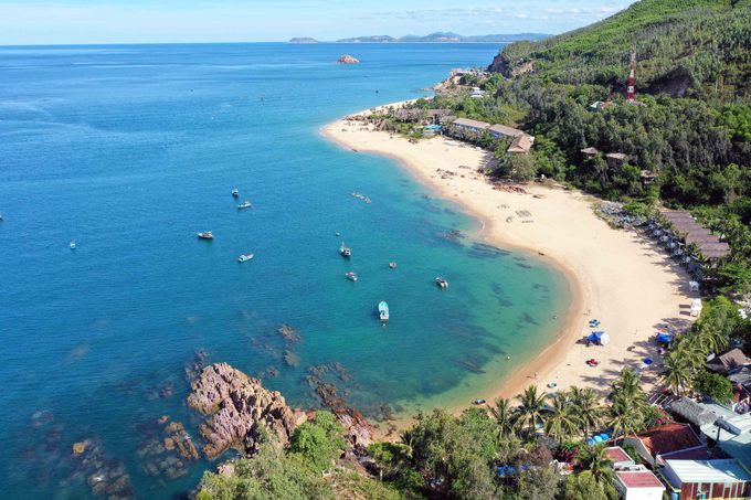 Các loại hình lưu trú ở đây đa dạng, từ bình dân với homestay đến resort cao cấp. Du khách có thể tắm biển và tìm hiểu cuộc sống của các ngư dân.