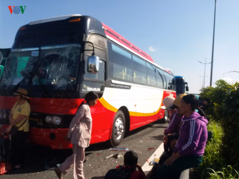  Nhiều ô tô tông nhau bị hư hỏng nặng