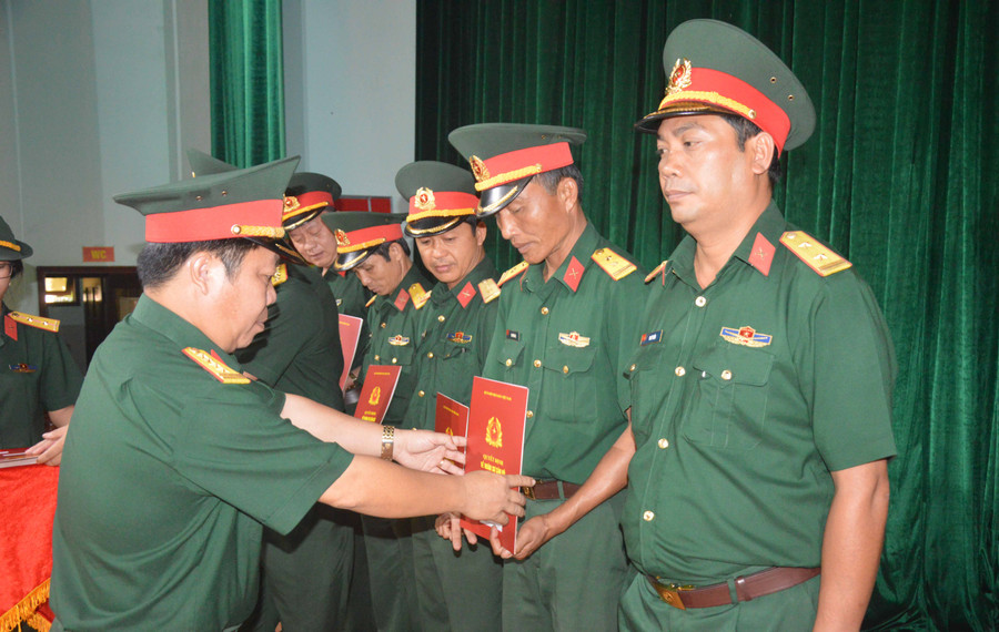 Đại Lê Tuấn Hiền-Phó Bí thư Đảng ủy, Chính ủy Bộ Chỉ huy Quân sự tỉnh trao quyết định cho các đồng chí được bổ nhiệm, thăng quân hàm, nâng lượng năm 2019. Ảnh:Tiến Dũng