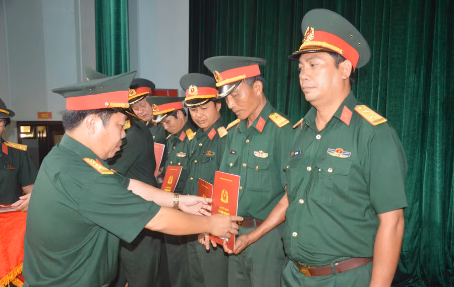 Đại Lê Tuấn Hiền-Phó Bí thư Đảng ủy, Chính ủy Bộ Chỉ huy Quân sự tỉnh trao quyết định cho các đồng chí được bổ nhiệm, thăng quân hàm, nâng lượng năm 2019. Ảnh:Tiến Dũng