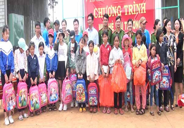 Đoàn tặng quà cho các em học sinh Trường tiểu học xã Ia Pết huyện Đak Đoa. Ảnh: Ngọc Định