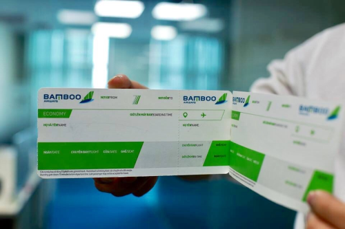 Kiểm tra kỹ họ tên trên vé đúng với họ tên trên giấy tờ tùy thân là việc quan trọng khi đi máy bay. Ảnh: Bamboo Airways.