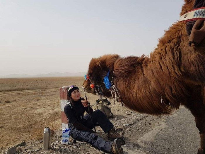  Cô cùng những người bạn đồng hành nghỉ chân tại biên giới Kazakhstan-Trung Quốc