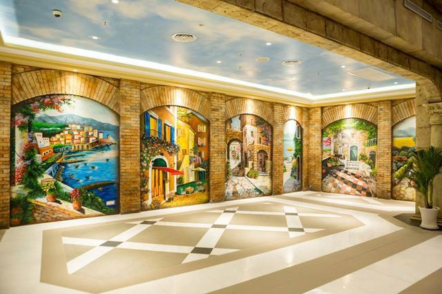 Nhưng hãy nhớ là bạn đến đây không phải là để check-in ga đi cáp treo. Có cả một trời những trải nghiệm thú vị chờ đón ở phía bên kia “đấu trường La Mã” này. Và việc đầu tiên bạn cần làm là mua một vé cáp treo Hòn Thơm, ngay trong khu vực bán vé tại Ga đi.