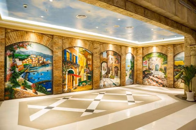 Nhưng hãy nhớ là bạn đến đây không phải là để check-in ga đi cáp treo. Có cả một trời những trải nghiệm thú vị chờ đón ở phía bên kia “đấu trường La Mã” này. Và việc đầu tiên bạn cần làm là mua một vé cáp treo Hòn Thơm, ngay trong khu vực bán vé tại Ga đi.