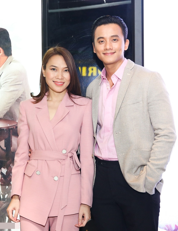 Xuất hiện bên cạnh 'chị trợ lý', Mai Tài Phến không ngại diện màu hồng ton-sur-ton. Xuất hiện bên cạnh 'chị trợ lý', Mai Tài Phến không ngại diện màu hồng ton-sur-ton.