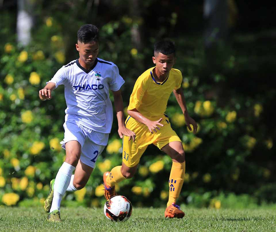 Cầu thủ đội U17 HA.GL (áo trắng) U17 Phú Yên (áo vàng). Ảnh: Minh Trần