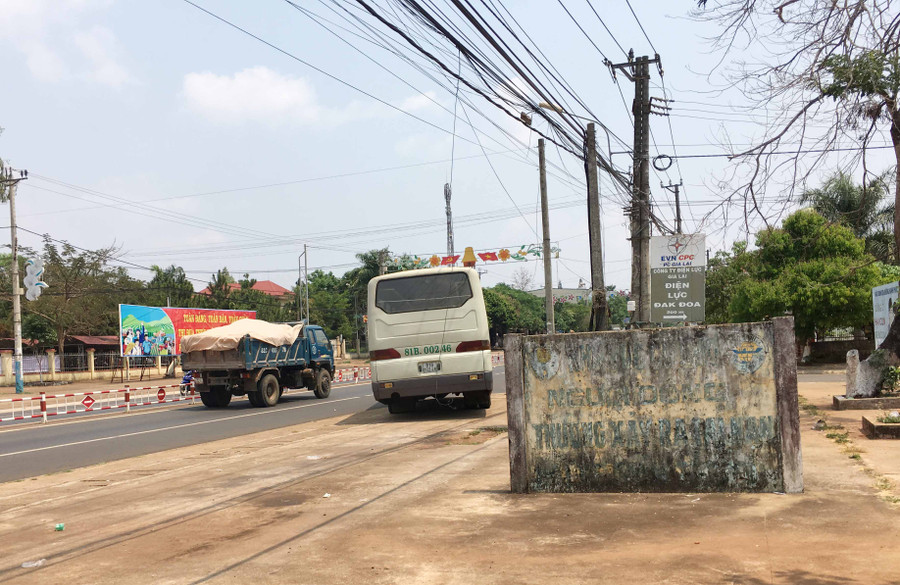 Biển báo đen xì không rõ nội dung. Ảnh: Vũ Thảo Biển báo đen xì không rõ nội dung, Ảnh: Vũ Thảo