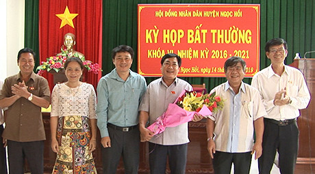 Lãnh đạo huyện Ngọc Hồi tặng hoa đồng chí Châu Ngọc Lân. Ảnh: MT