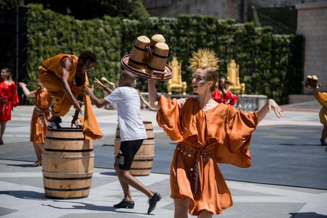 Chỉ riêng việc thiết kế và sản xuất hàng trăm mẫu phục trang cho show, toàn bộ đội ngũ sản xuất đã mất tới 2 tháng làm việc liên tục, không ngừng nghỉ.