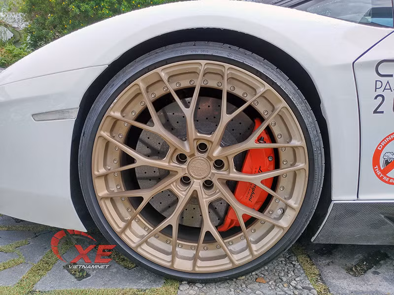 Mâm từ hãng độ ANRKY Wheels với màu vàng nổi bật hợp với biệt danh của đại gia Phạm Quang Tùng