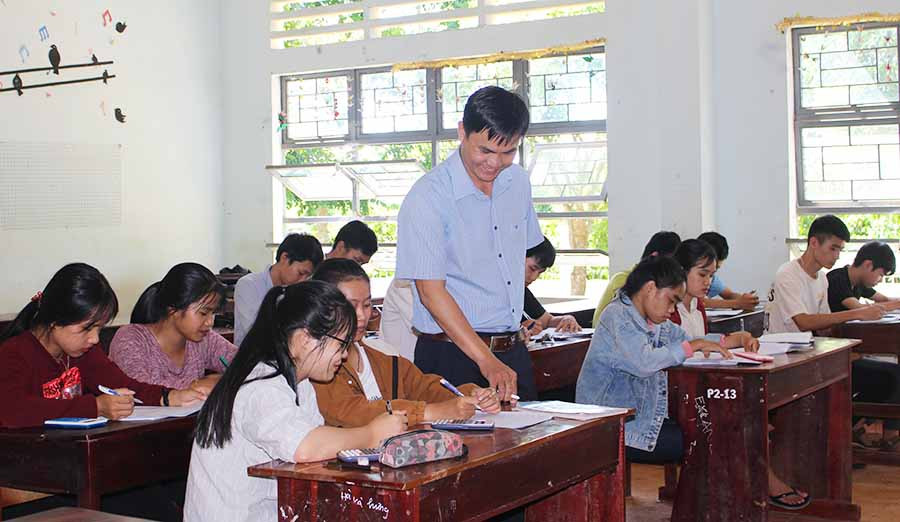 Chia học sinh theo nhóm để ôn tập là giải pháp của các lớp “chống trượt” tại Trường THPT Trường Chinh (huyện Chư Sê). Ảnh: N.G Chia học sinh theo nhóm để ôn tập là giải pháp của các lớp “chống trượt” tại Trường THPT Trường Chinh (huyện Chư Sê). Ảnh: N.G