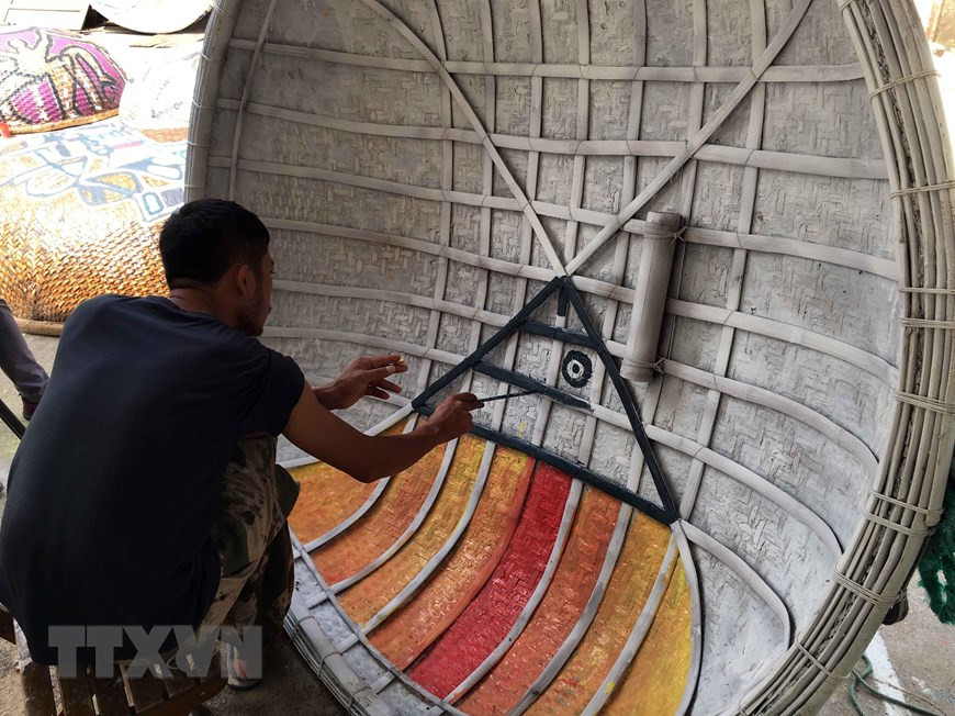 Những tác phẩm hội họa nhiều màu sắc, độc đáo được các họa sỹ thể hiện trên những chiếc thuyền thúng  Những tác phẩm hội họa nhiều màu sắc, độc đáo được các họa sỹ thể hiện trên những chiếc thuyền thúng