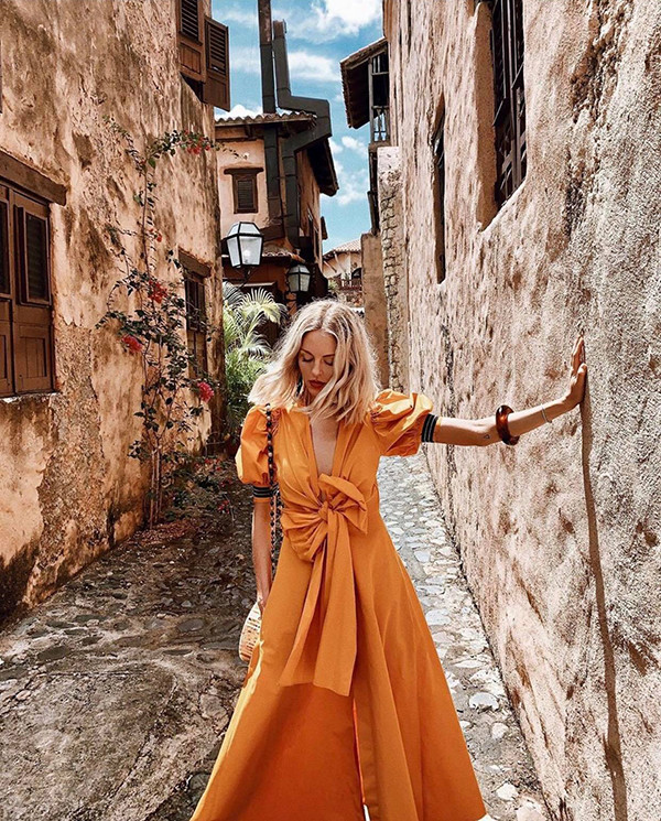 Tạm rời xa bàn giấy vào ngày nghỉ, những mẫu váy thắt nơ điệu đà, tạo khối uyển chuyển là lựa chọn lý tưởng để tận hưởng thời gian rảnh rỗi. Tạm rời xa bàn giấy vào ngày nghỉ, những mẫu váy thắt nơ điệu đà, tạo khối uyển chuyển là lựa chọn lý tưởng để tận hưởng thời gian rảnh rỗi.