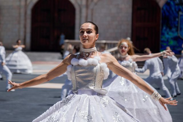  Hoặc bay bổng giữa xứ sở băng giá kỳ ảo trắng màu hoa tuyết.