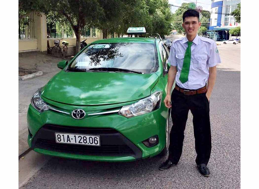  Tài xế Lục Văn Thắng bên chiếc xe đã vận chuyển và giăng bẫy tóm gọn trên trộm trên đường tẩu thoát. Ảnh: Lê Hòa