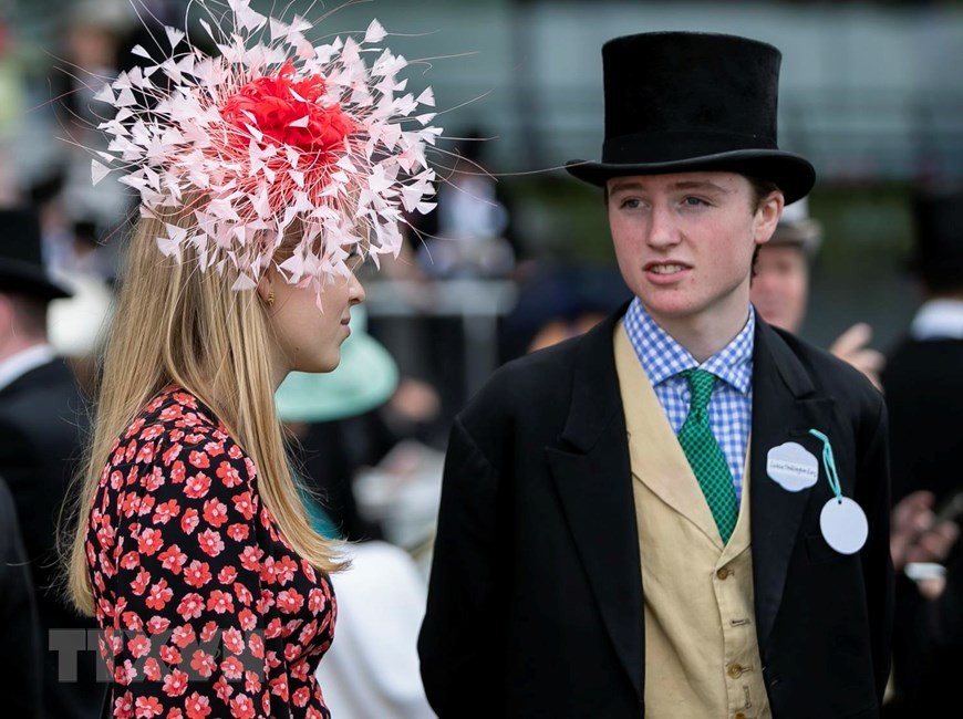  Các quý bà, quý cô khoe trang phục cùng chiếc mũ ấn tượng tại lễ hội đua ngựa Royal Ascot ở Ascot, Anh