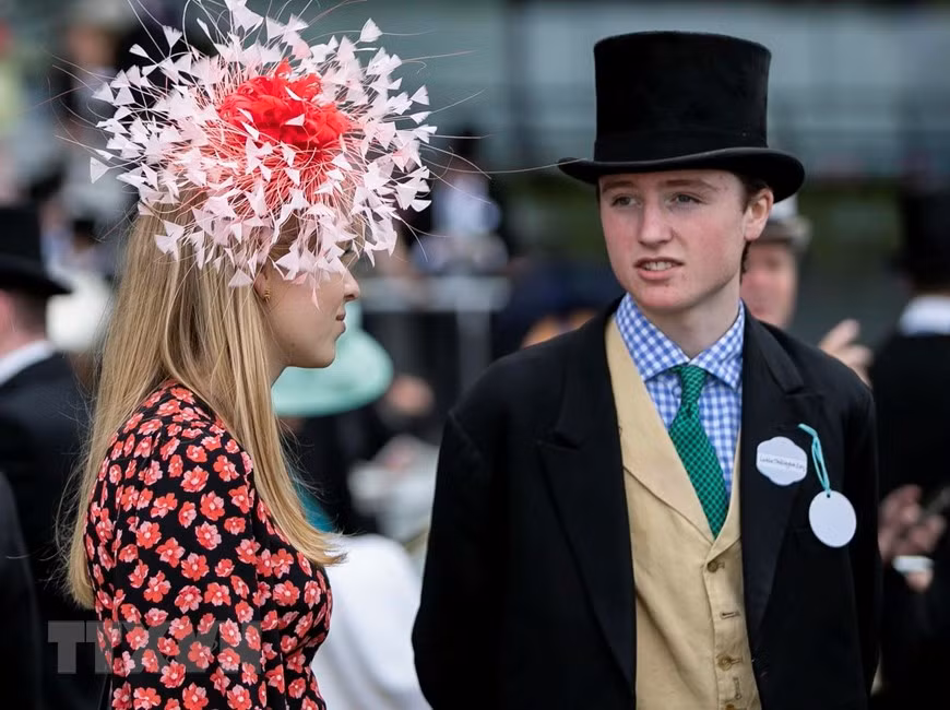  Các quý bà, quý cô khoe trang phục cùng chiếc mũ ấn tượng tại lễ hội đua ngựa Royal Ascot ở Ascot, Anh
