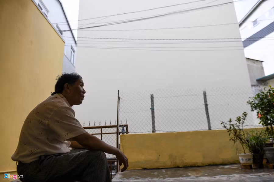 Ông Nguyễn Ngọc Cẩm (sinh năm 1946) chuyển từ Huế vào Đà Lạt gần 60 năm, ông cùng vợ ở trong căn nhà chỉ có tầng trệt. Ông cho biết 5 năm trước, phía trước nhà vẫn là một bãi cỏ dại. Ngồi nhìn từ nhà, ông có thể ngắm phố phường và một phần nào đó của Đà Lạt. Nhưng bây giờ, trước mặt ông là bức tường của ngôi nhà 5 tầng án ngữ.