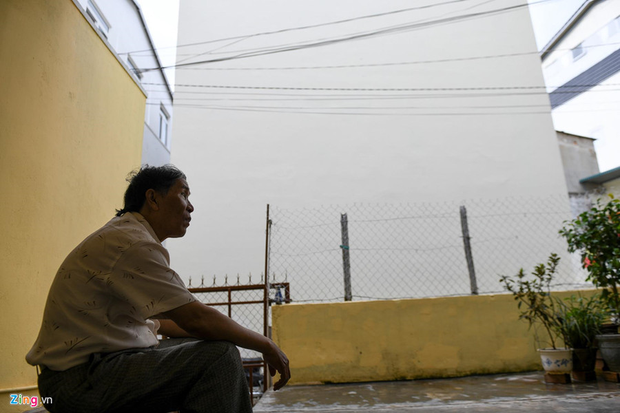 Ông Nguyễn Ngọc Cẩm (sinh năm 1946) chuyển từ Huế vào Đà Lạt gần 60 năm, ông cùng vợ ở trong căn nhà chỉ có tầng trệt. Ông cho biết 5 năm trước, phía trước nhà vẫn là một bãi cỏ dại. Ngồi nhìn từ nhà, ông có thể ngắm phố phường và một phần nào đó của Đà Lạt. Nhưng bây giờ, trước mặt ông là bức tường của ngôi nhà 5 tầng án ngữ. Ông Nguyễn Ngọc Cẩm (sinh năm 1946) chuyển từ Huế vào Đà Lạt gần 60 năm, ông cùng vợ ở trong căn nhà chỉ có tầng trệt. Ông cho biết 5 năm trước, phía trước nhà vẫn là một bãi cỏ dại. Ngồi nhìn từ nhà, ông có thể ngắm phố phường và một phần nào đó của Đà Lạt. Nhưng bây giờ, trước mặt ông là bức tường của ngôi nhà 5 tầng án ngữ.