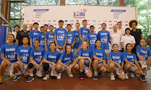  Top 10 nam và Top 10 nữ Châu Á cùng các chuyên gia NBA.