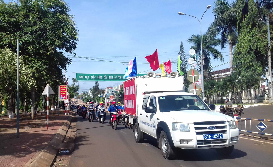Đoàn viên, thanh niên huyện Đức Cơ diễu hành hưởng ứng Ngày Môi trường thế giới. Ảnh: Mỹ Duyên
