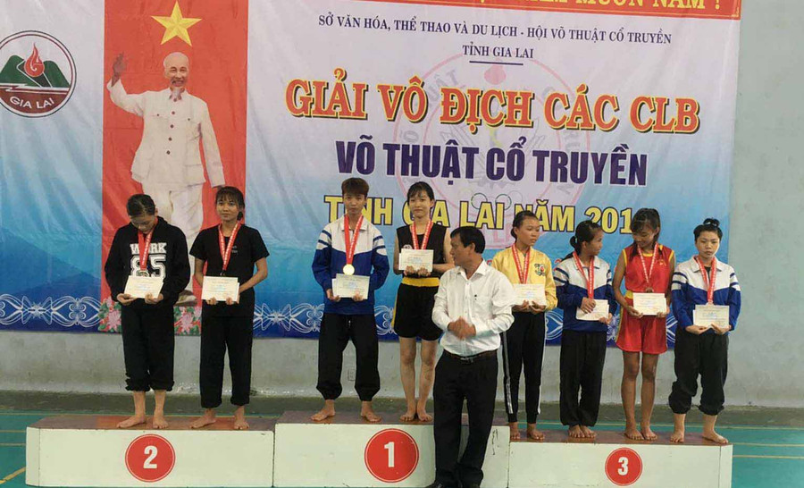 BTC trao giải cá nhân cho các VĐV có thành tích xuất sắc ở các nội dung thi đấu. Ảnh: Hà Phương