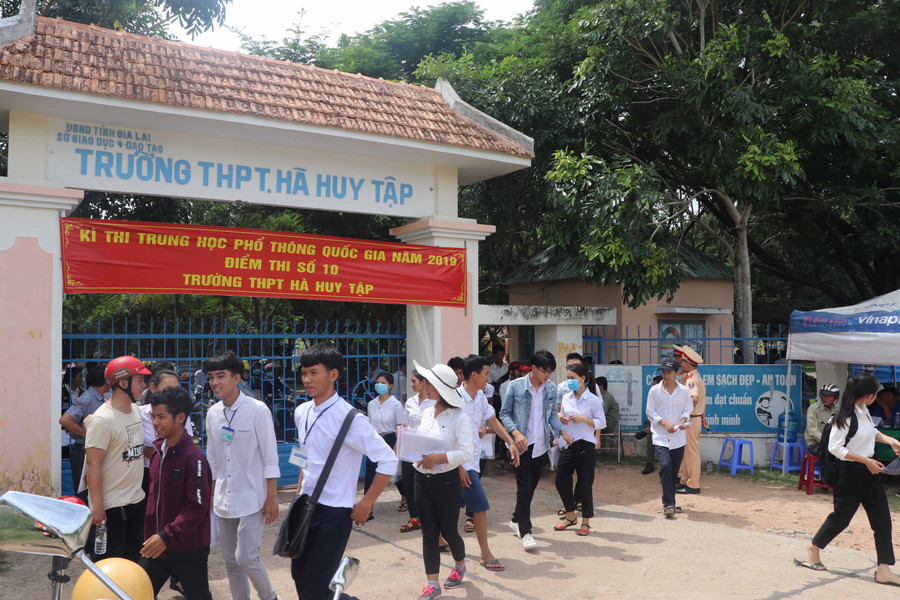 Điểm thi Trường THPT Hà Huy Tập, huyện Kông Chro. Ảnh: Ngọc Minh Điểm thi Trường THPT Hà Huy Tập, huyện Kông Chro. Ảnh: Ngọc Minh