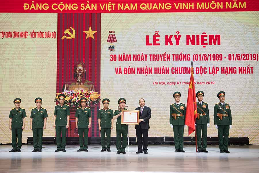 Thủ tướng Nguyễn Xuân Phúc trao tặng Huân chương Độc lập hạng nhất cho Viettel.  Thủ tướng Nguyễn Xuân Phúc trao tặng Huân chương Độc lập hạng nhất cho Viettel.