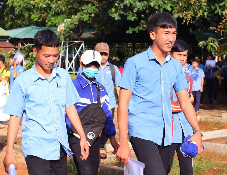 Thí sinh ở điểm thi Trường THPT Huỳnh Thúc Kháng (huyện Ia Grai) phấn khởi vì làm tốt bài thi môn Toán. Ảnh: Nguyễn Tú Thí sinh ở điểm thi Trường THPT Huỳnh Thúc Kháng (huyện Ia Grai) phấn khởi vì làm tốt bài thi môn Toán. Ảnh: Nguyễn Tú